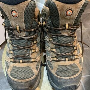 Men’s Merrill hiking boots, size 7